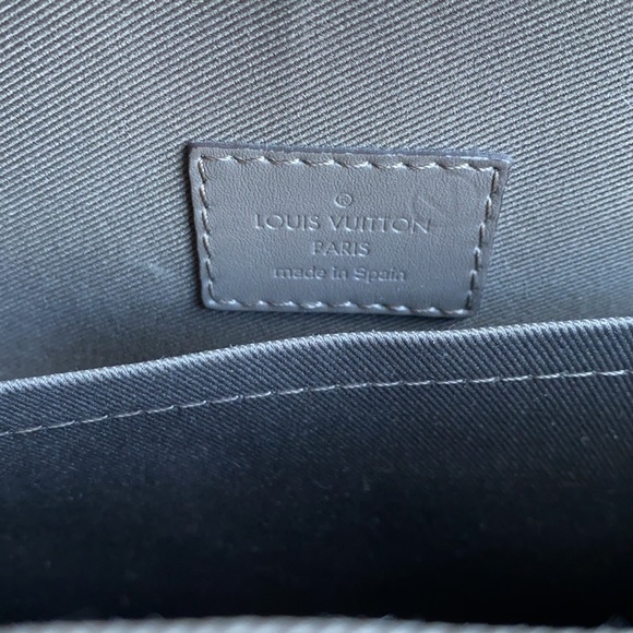 Louis Vuitton grey leather messenger bag - Picture 12 of 16